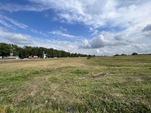 Komercapbūves zeme stratēģiski izdevīgā vietā Ādažos (Stapriņos). A1 (Via Baltica) šosejas malā!