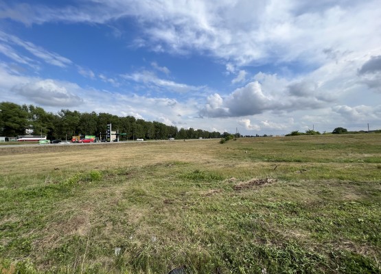 Komercapbūves zeme stratēģiski izdevīgā vietā Ādažos (Stapriņos). A1 (Via Baltica) šosejas malā!