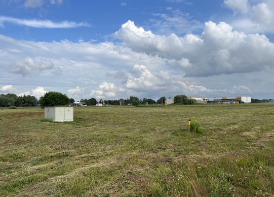 Komercapbūves zeme stratēģiski izdevīgā vietā Ādažos (Stapriņos). A1 (Via Baltica) šosejas malā!