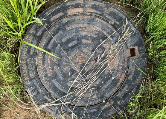 Komercapbūves zeme stratēģiski izdevīgā vietā Ādažos (Stapriņos). A1 (Via Baltica) šosejas malā!