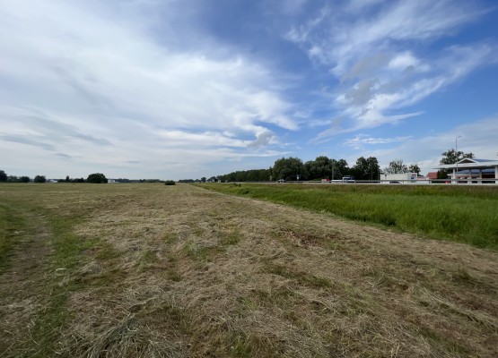 Komercapbūves zeme stratēģiski izdevīgā vietā Ādažos (Stapriņos). A1 (Via Baltica) šosejas malā!